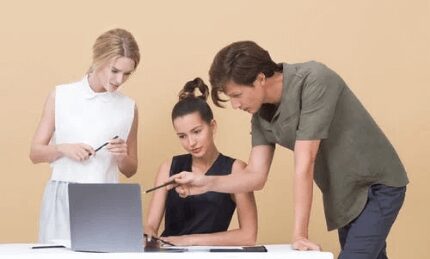 man explaining to his colleagues from laptop screen