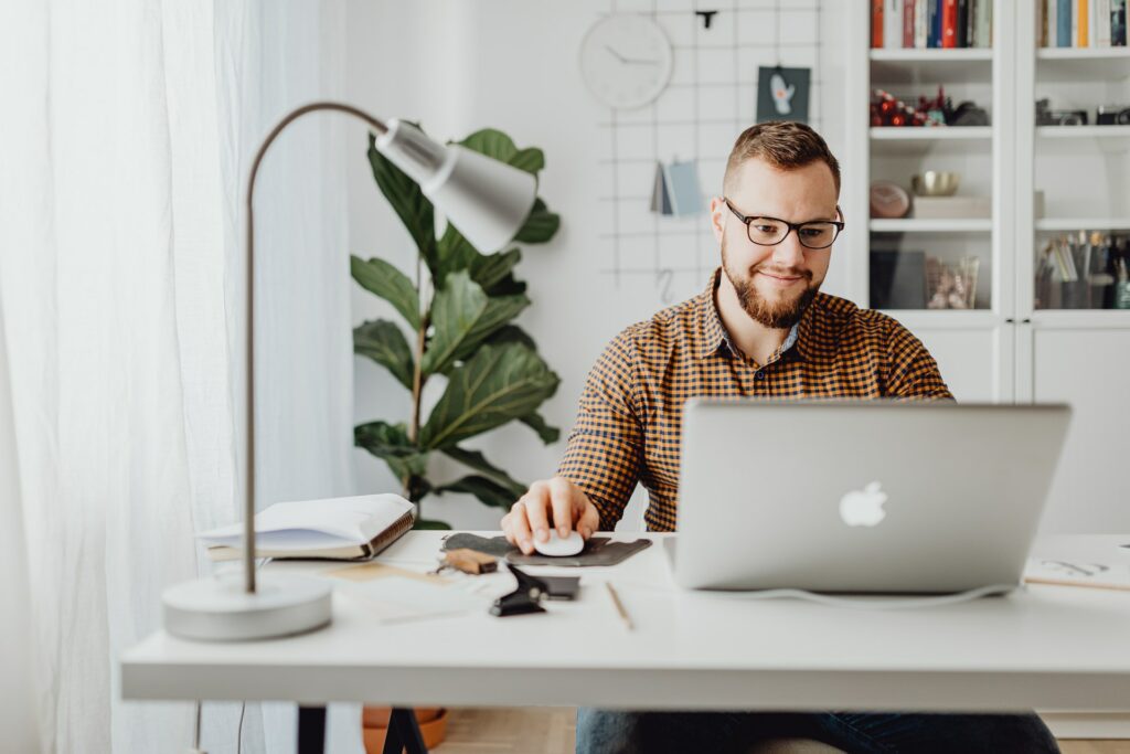 Man working in a laptop